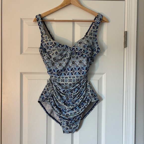 Talbots Miraclesuit Sanibel One Piece Estilo Geometric One Piece Swimsuit 10 - Picture 3 of 7